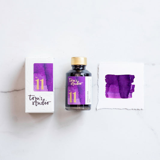 Tom’s Studio Fountain Pen Ink, 11 Iris, flaske, emballasje og fargeprøve