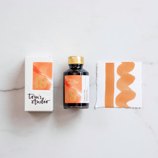 Tom’s Studio Fountain Pen Ink, 18 Marmalade, flaske, emballasje og fargeprøve