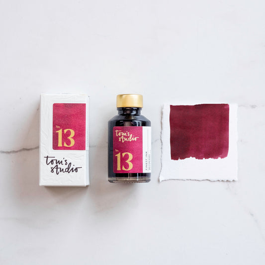 Tom’s Studio Fountain Pen Ink, 13 Mulberry, flaske, emballasje og fargeprøve