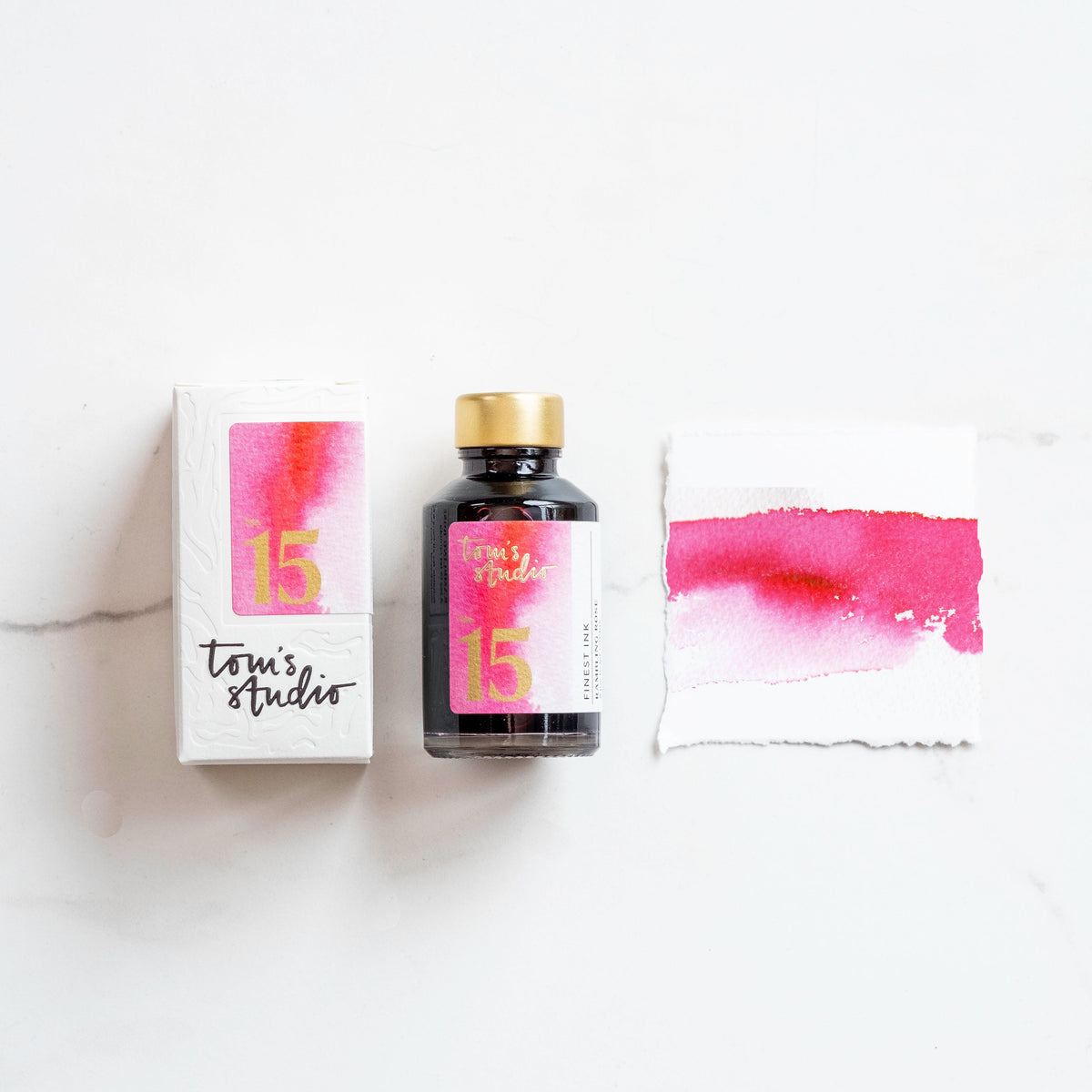 Tom’s Studio Fountain Pen Ink, 15 Rambling Rose, flaske, emballasje og fargeprøve