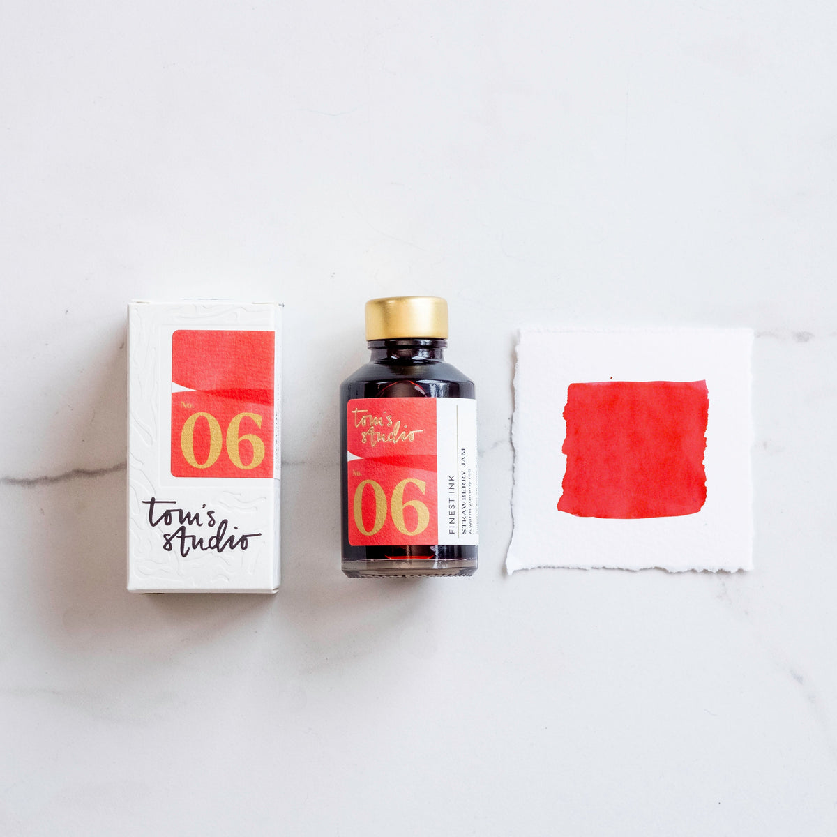 Tom’s Studio Fountain Pen Ink, 06 Strawberry Jam, flaske, emballasje og fargeprøve