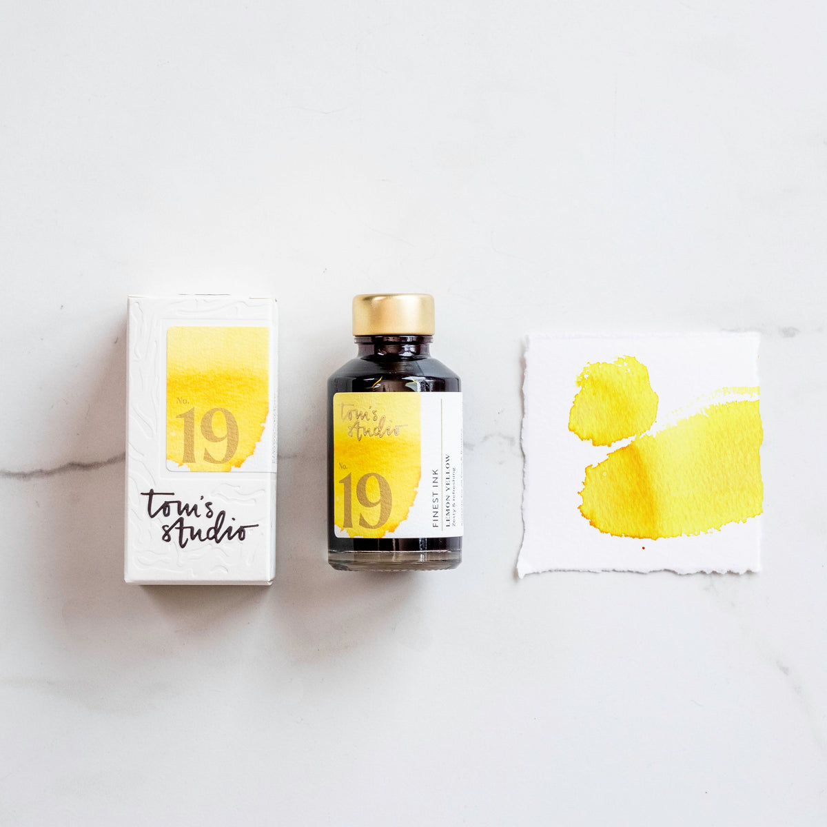 Tom’s Studio Fountain Pen Ink, 19 Lemon Yellow, flaske, emballasje og fargeprøve