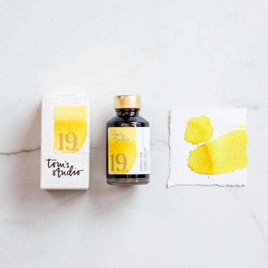 Tom’s Studio Fountain Pen Ink, 19 Lemon Yellow, flaske, emballasje og fargeprøve