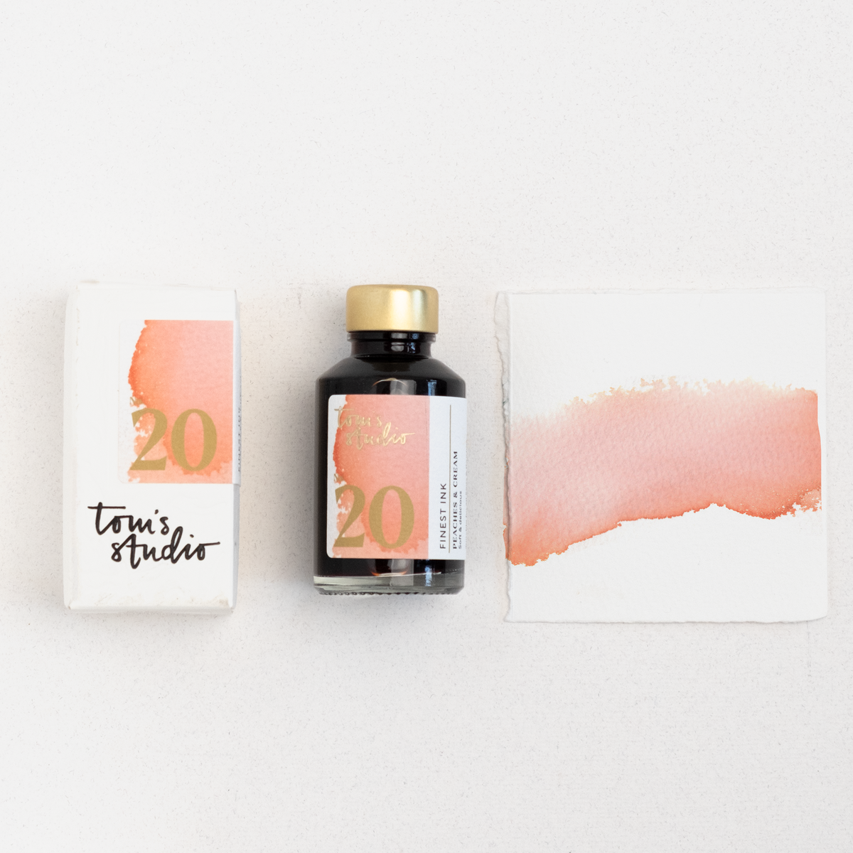 Tom’s Studio Fountain Pen Ink, 20 Peaches & Cream, flaske, emballasje og fargeprøve