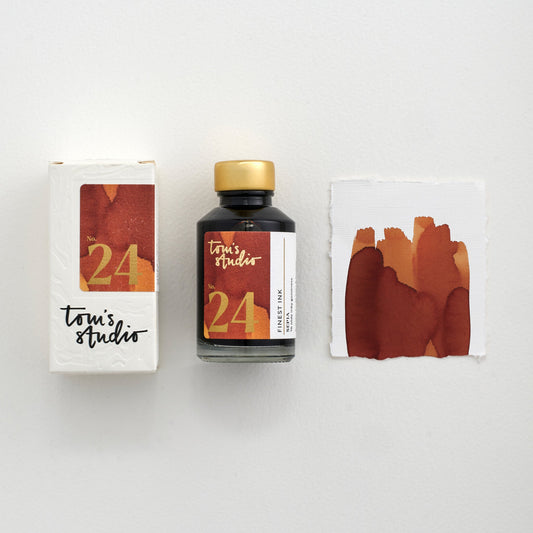 Tom’s Studio Fountain Pen Ink, 24 Sepia, flaske, emballasje og fargeprøve