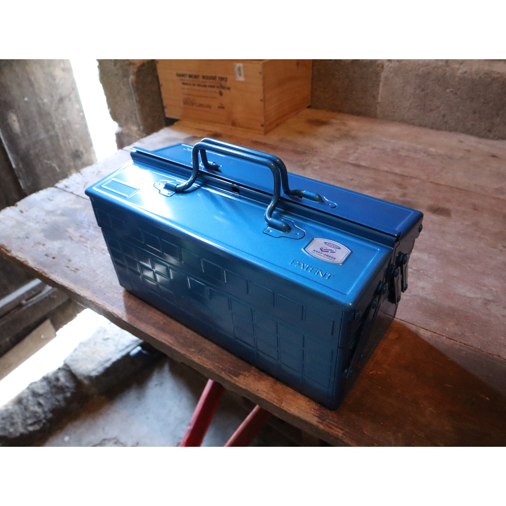 TOYO STEEL ST-350 Blue, på en trebenk