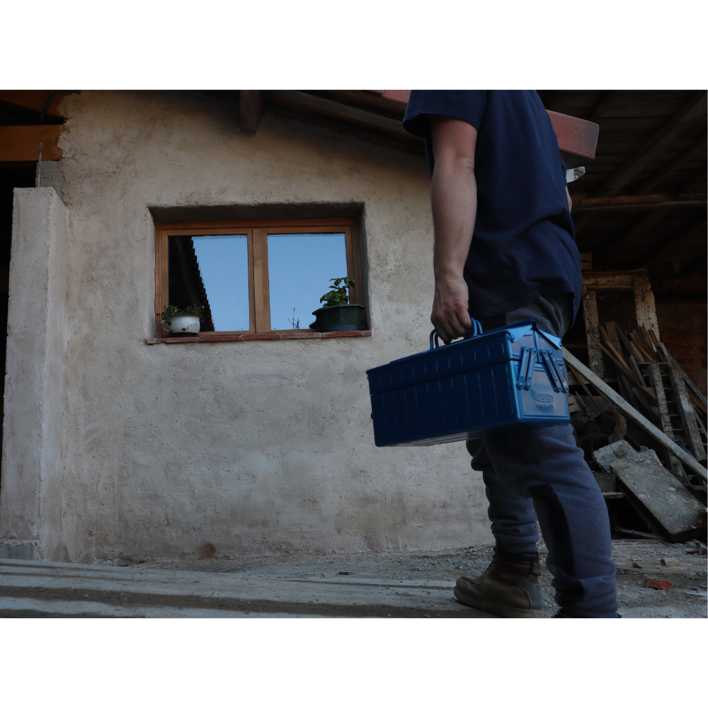 TOYO STEEL ST-350 Blue, båret i håndtaket utendørs