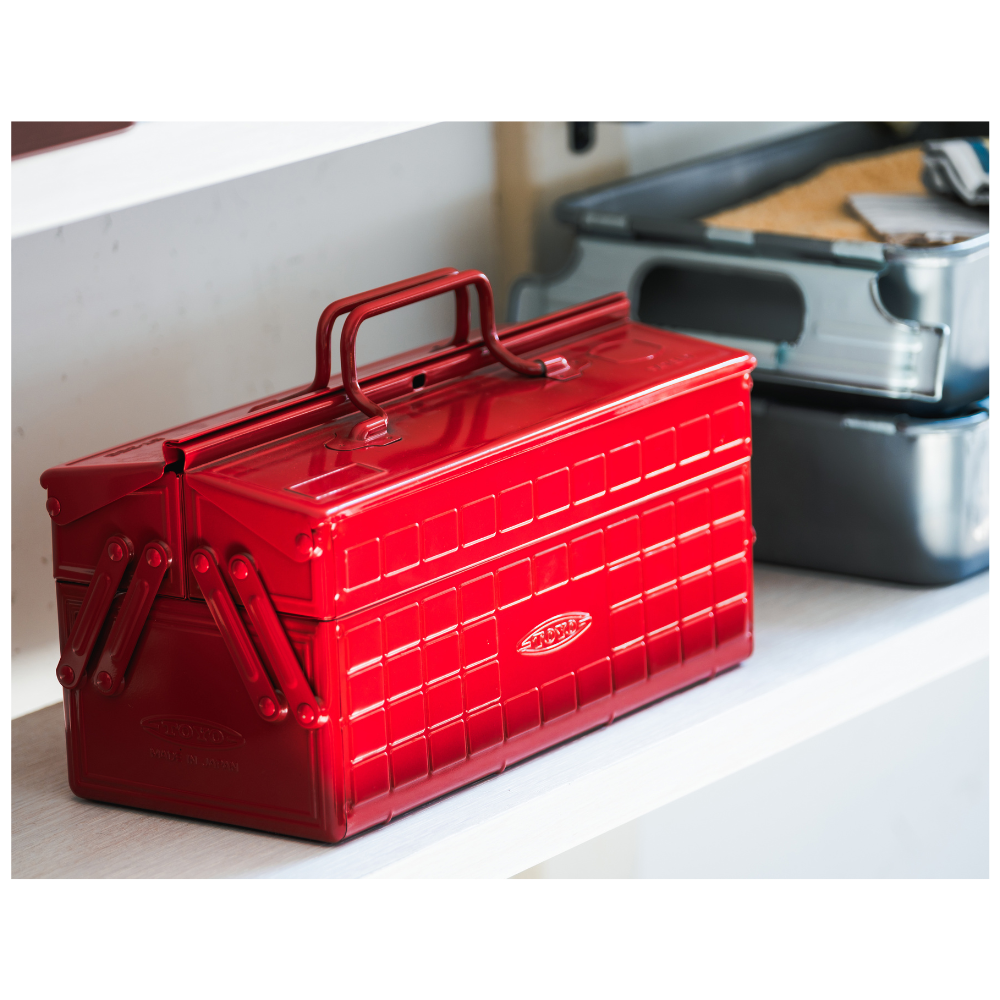 TOYO STEEL ST-350 Red, på en kjøkkenbenk