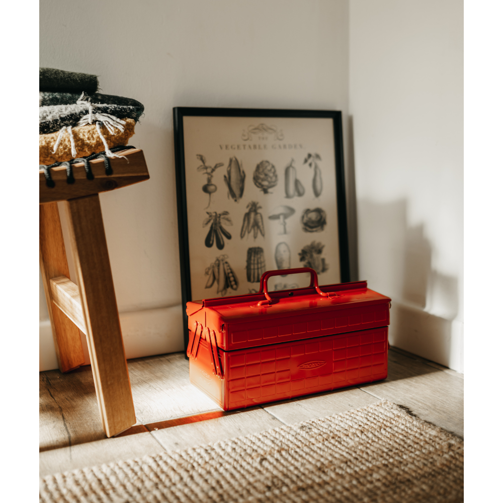 TOYO STEEL ST-350 Red, ved siden av en stol med en innrammet illustrasjon