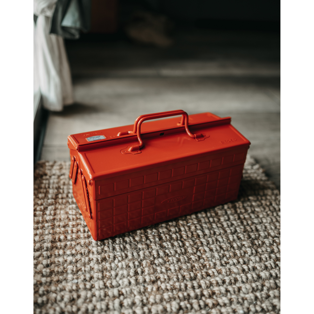 TOYO STEEL ST-350 Red, plassert på et teppe