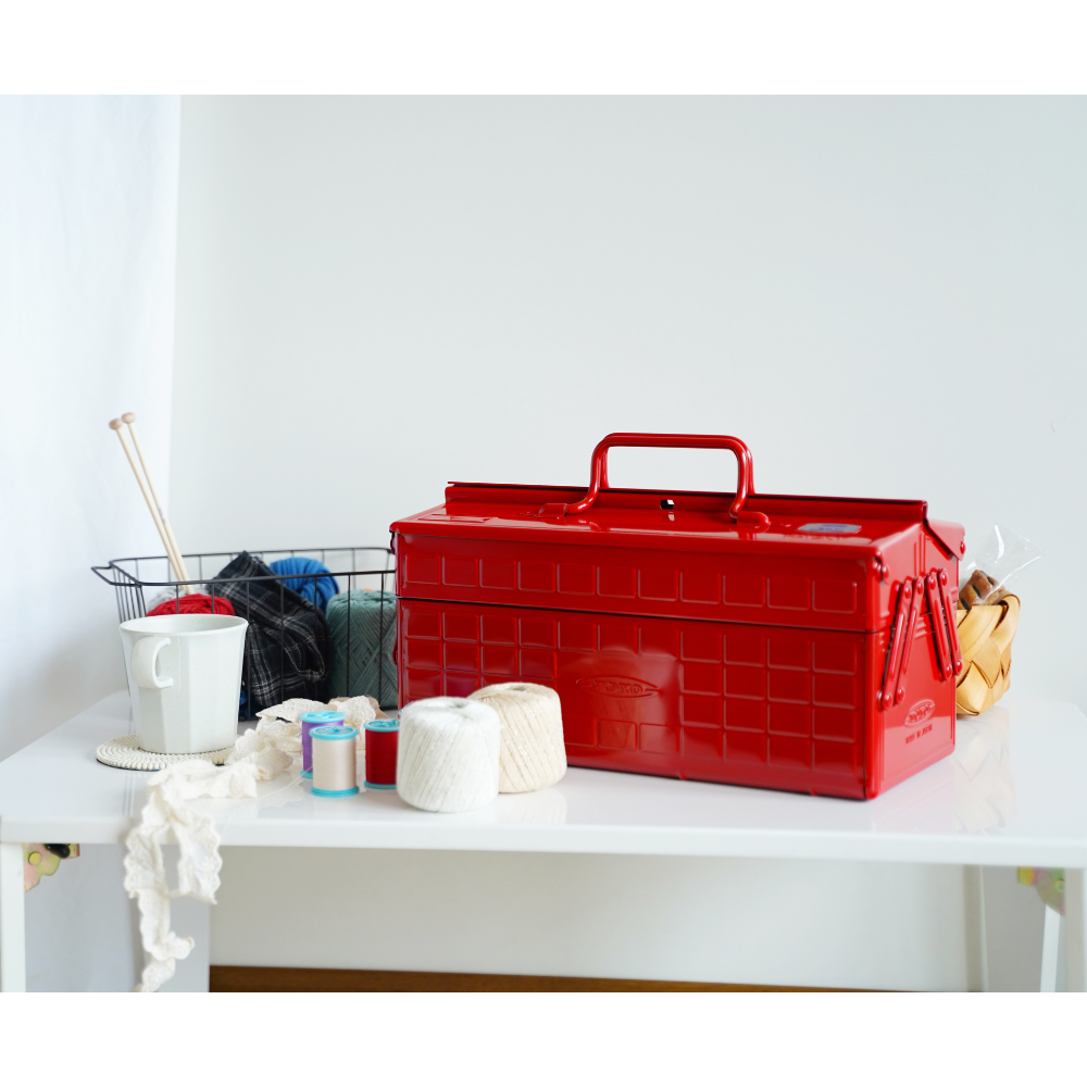 TOYO STEEL ST-350 Red, på et bord med kopper og småting