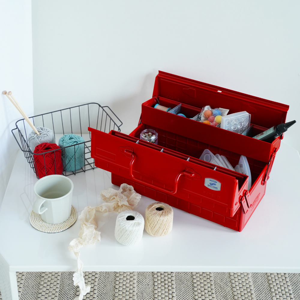 TOYO STEEL ST-350 Red, åpen med kopper og småting på et bord