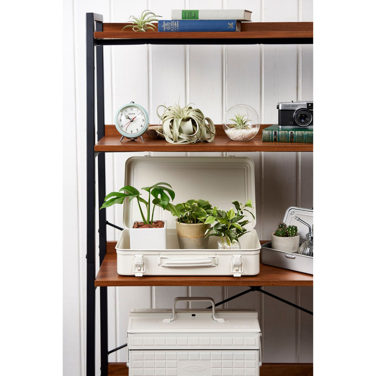 TOYO STEEL ST-350 White, plassert på en hylle
