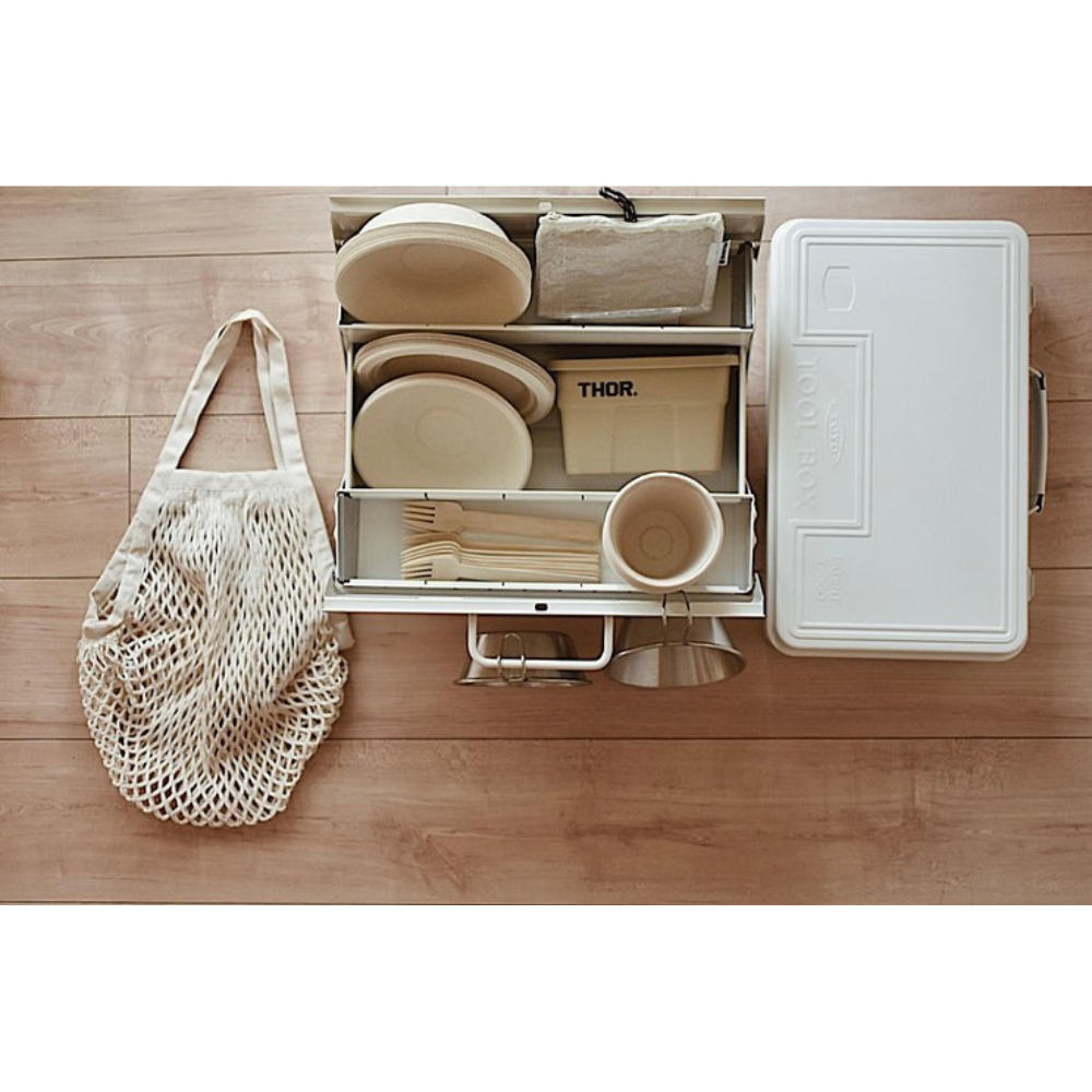 TOYO STEEL ST-350 White, åpen med servise på et trebord
