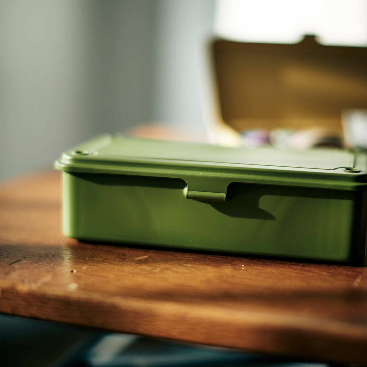TOYO STEEL T-190 Japanese Tea Green plassert på et trebord
