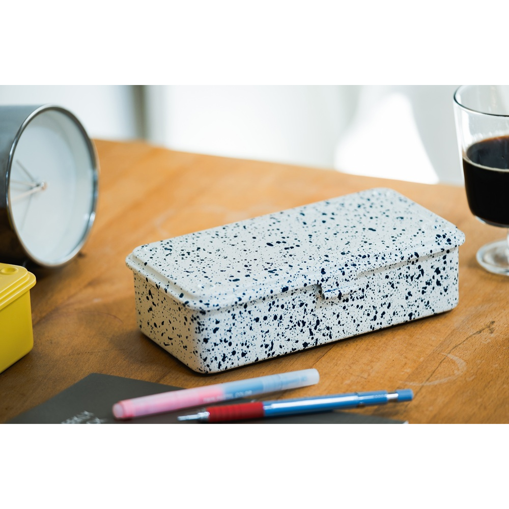 TOYO STEEL T-190 Japanese White Indigo, på et skrivebord med blyanter