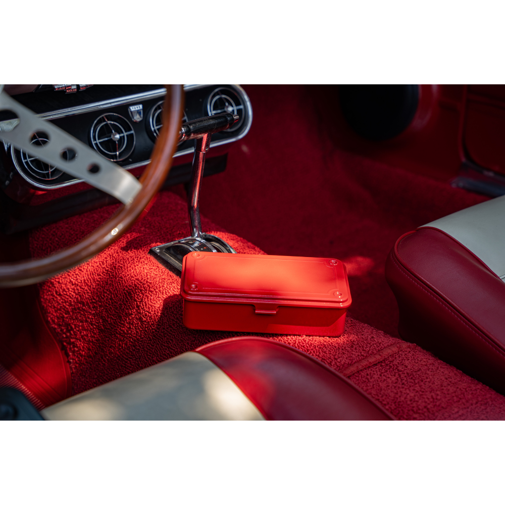 TOYO STEEL T-190 Red på gulvet foran bilsetet