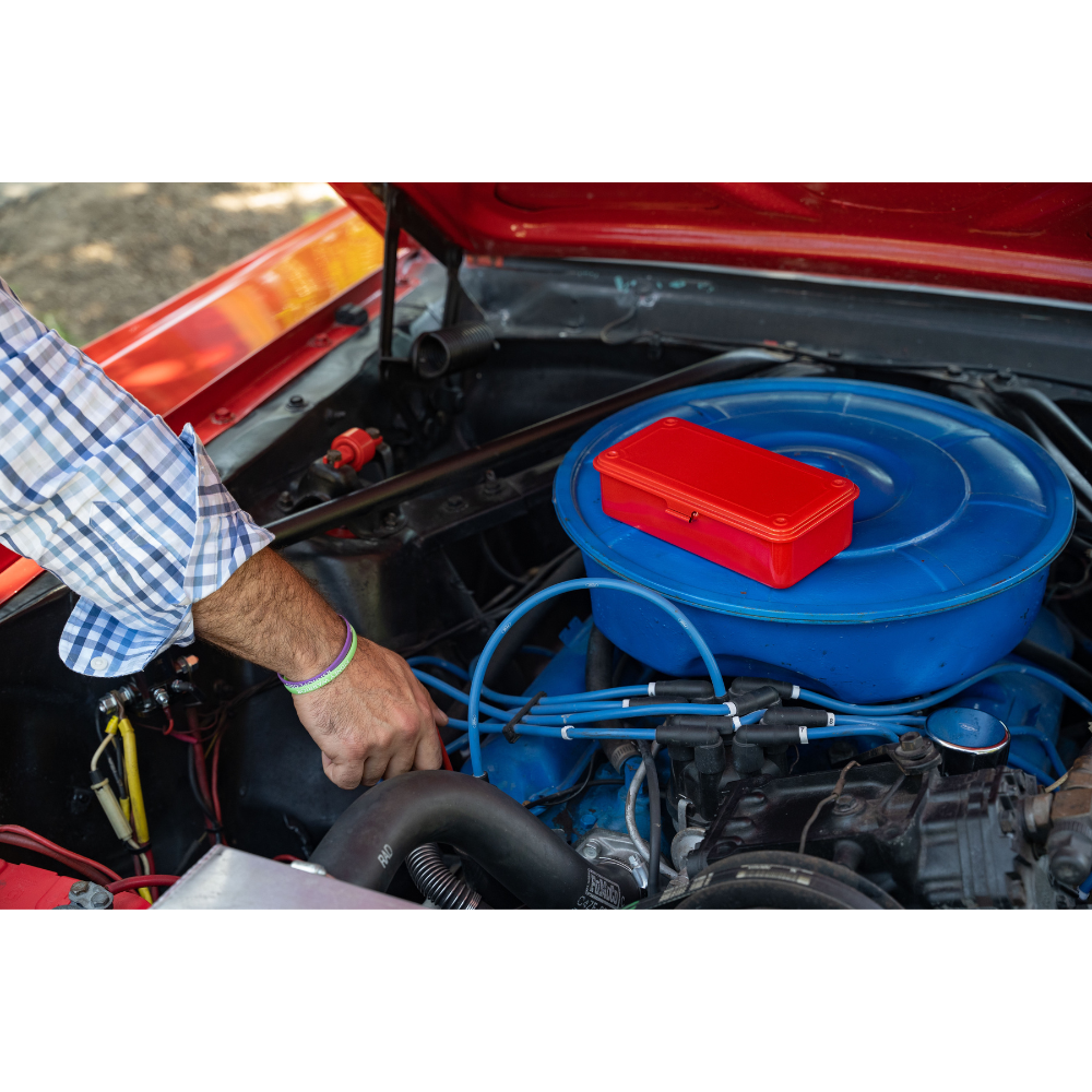 TOYO STEEL T-190 Red plassert i et motorrom