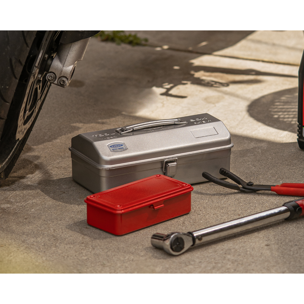 TOYO STEEL T-190 Red sammen med en grå boks og verktøy