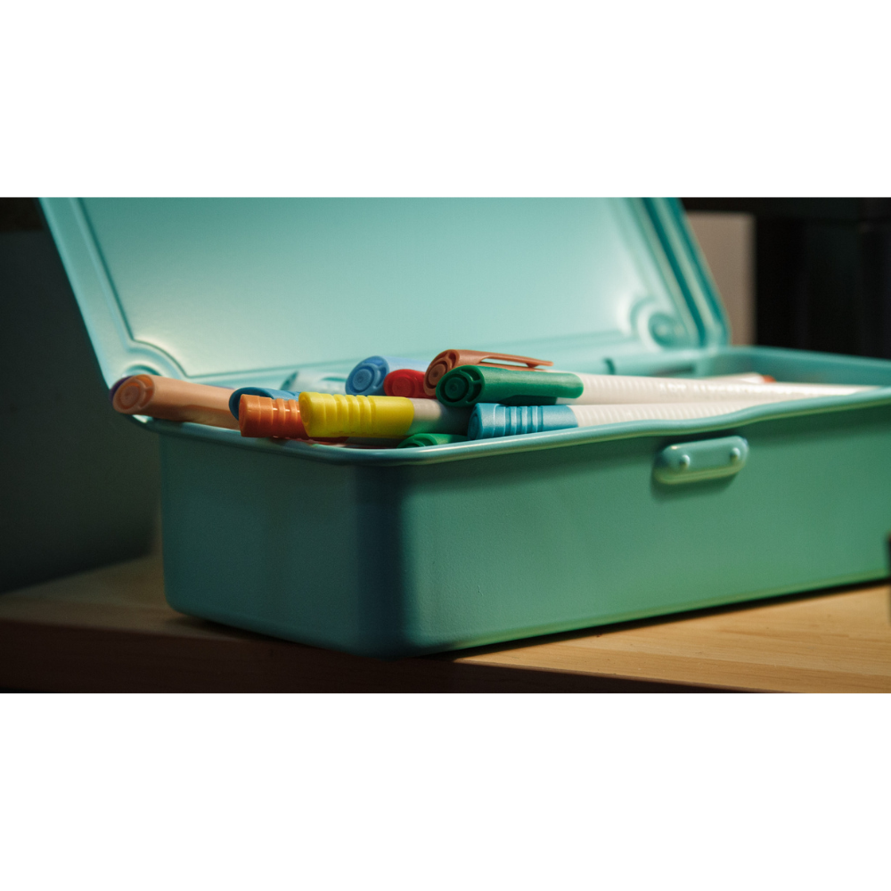 TOYO STEEL T-190 Summer Emerald Green, med skrivesaker ved et vindu