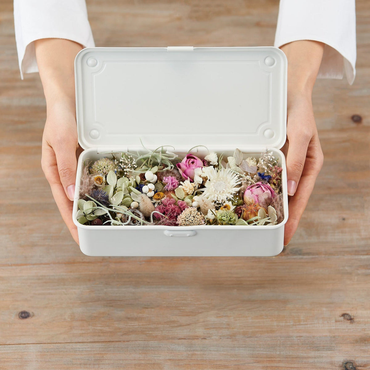 TOYO STEEL T-190 White med blomster holdt i hendene