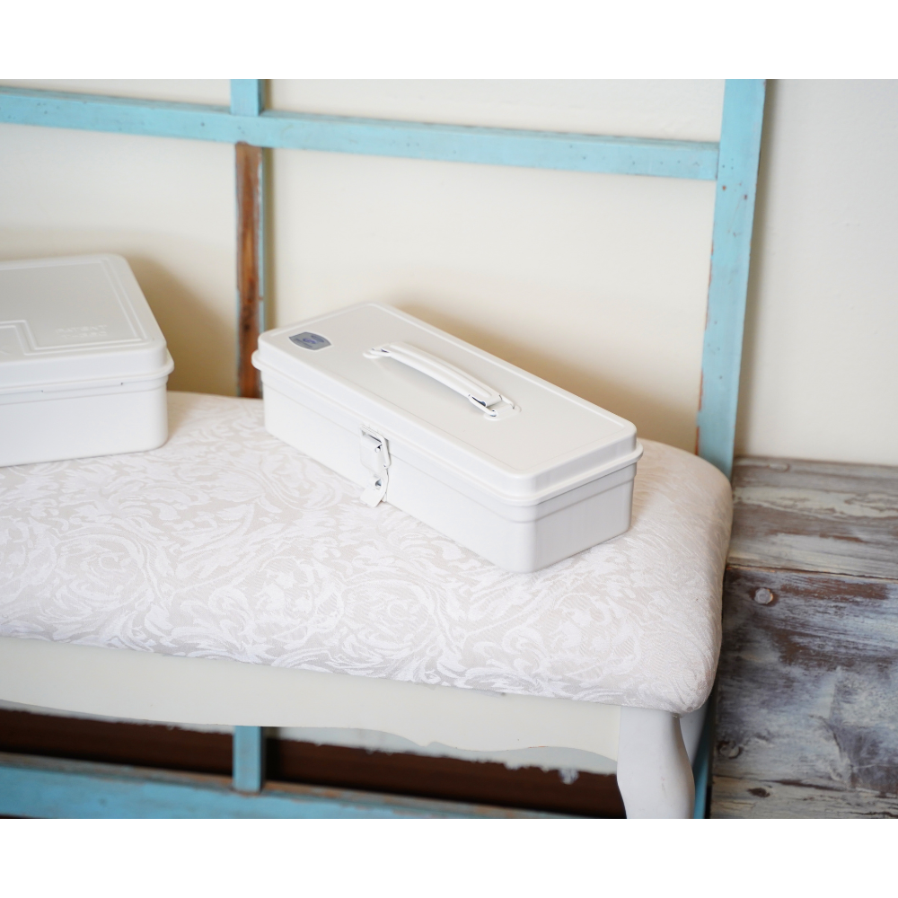 TOYO STEEL T-320 White, på en stol i et lyst rom