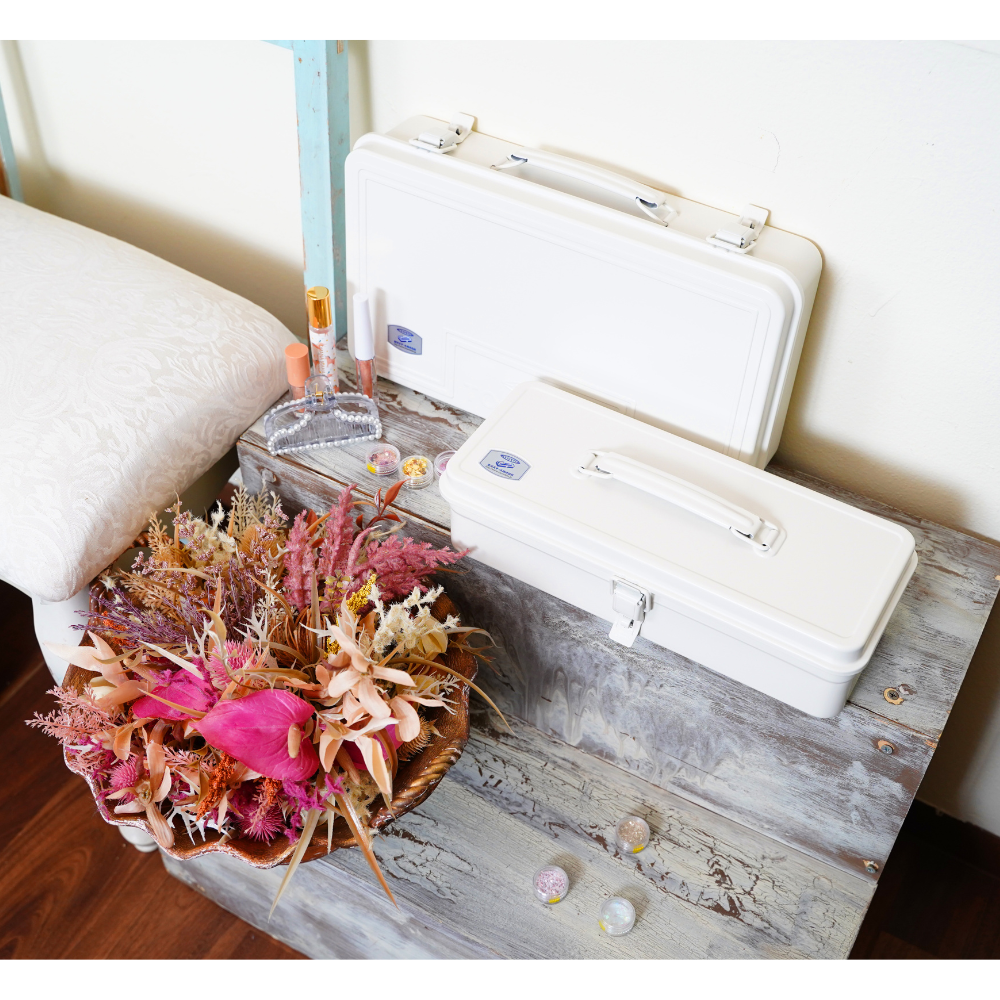 TOYO STEEL T-320 White, åpen med en blomsterbukett ved siden av