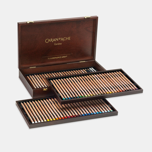 Caran d'Ache Luminance 6901® fargeblyant, 80-sett Wooden Box